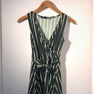 🌻 Green stripped dress with front tie🌻